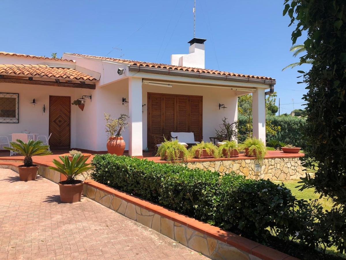 Le Tre Palme Villa Fontane Bianche Exterior photo
